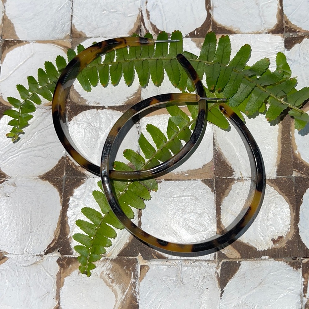 Tortoise shell semblance hoop earrings